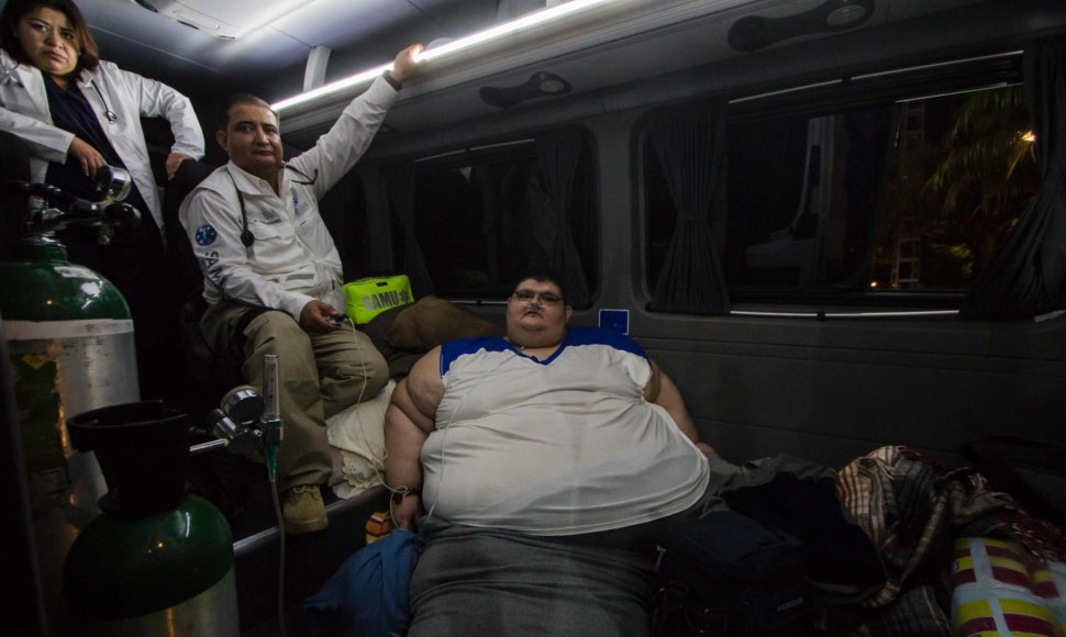 Daugiau nei 500 kg sveriantį meksikietį Juaną Pedro iš namų teko iškelti specialia įranga