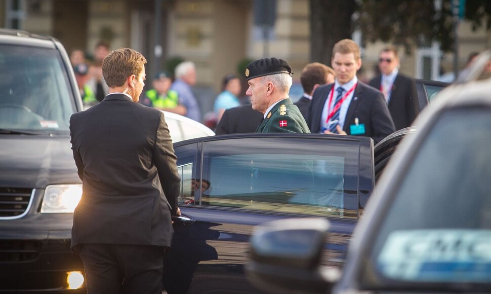 Vilnius  pasitinka NATO &scaron;alių karininkus.