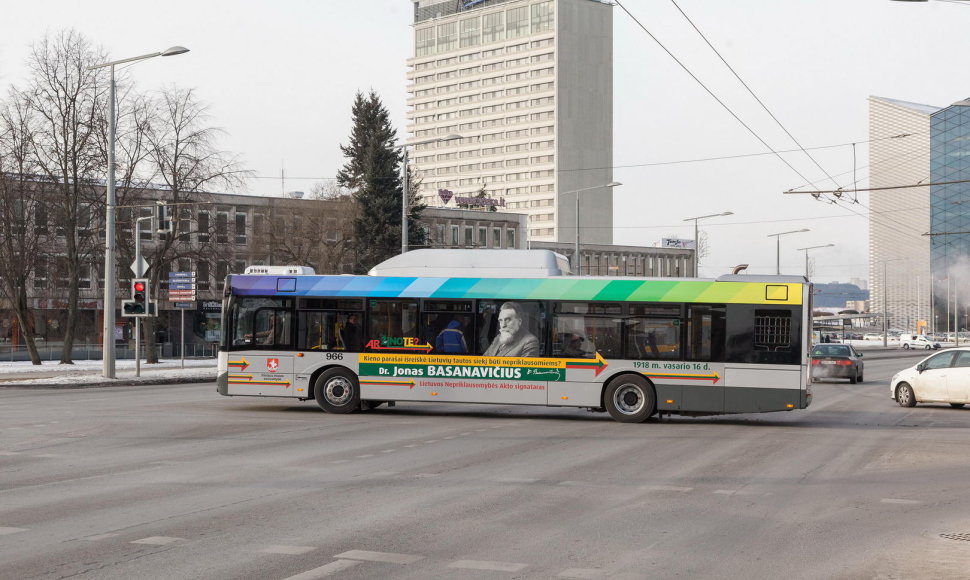 Autobusas su Jono Basanavičiaus atvaizdu