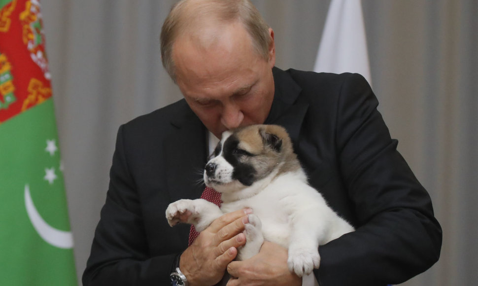 Vladimiras Putinas gavo dovanų šuniuką