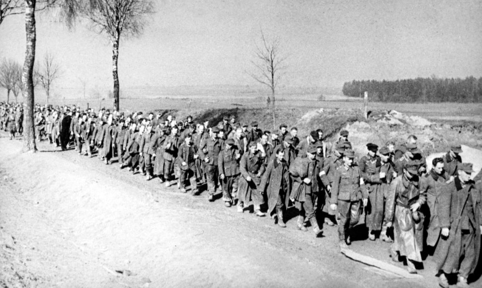 Vokiečių belaisvių kolona. Rytų Prūsija, 1945 m.