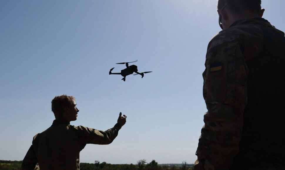 Kariai leidžia droną / ANDRIY ANDRIYENKO / AFP