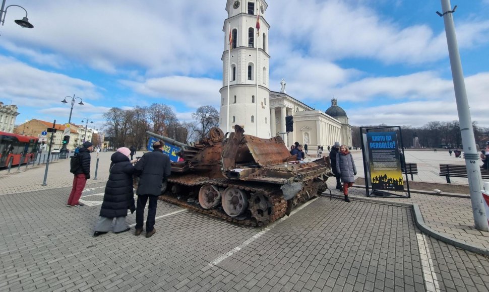 Gėlės ant tanko Vilniaus Katedros a.