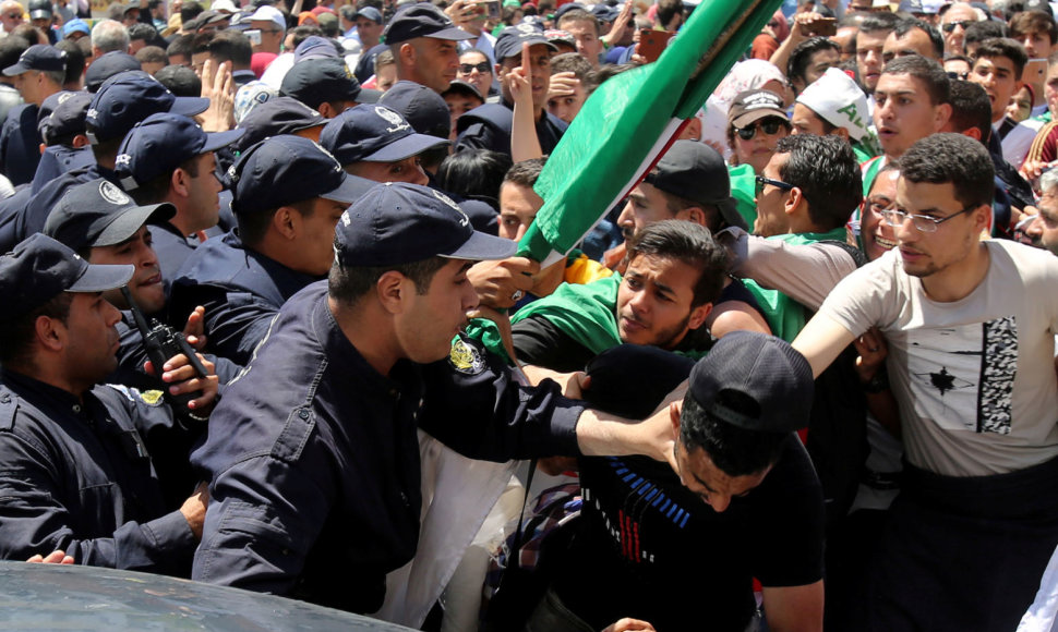 Alžyre per protestą sužeisti 24 policijos pareigūnai