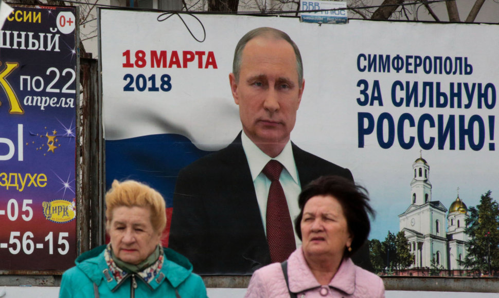 Rusės prie Vladimiro Putino plakato