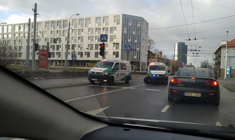 Vilniuje susidūrė du policijos automobiliai