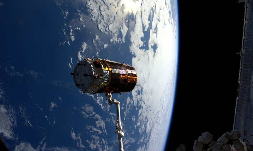 Kosminė kapsulė HTV-6 stumiama nuo TKS robotine ranka „Canadarm2“