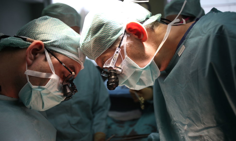 Širdies chirurgai operuoja