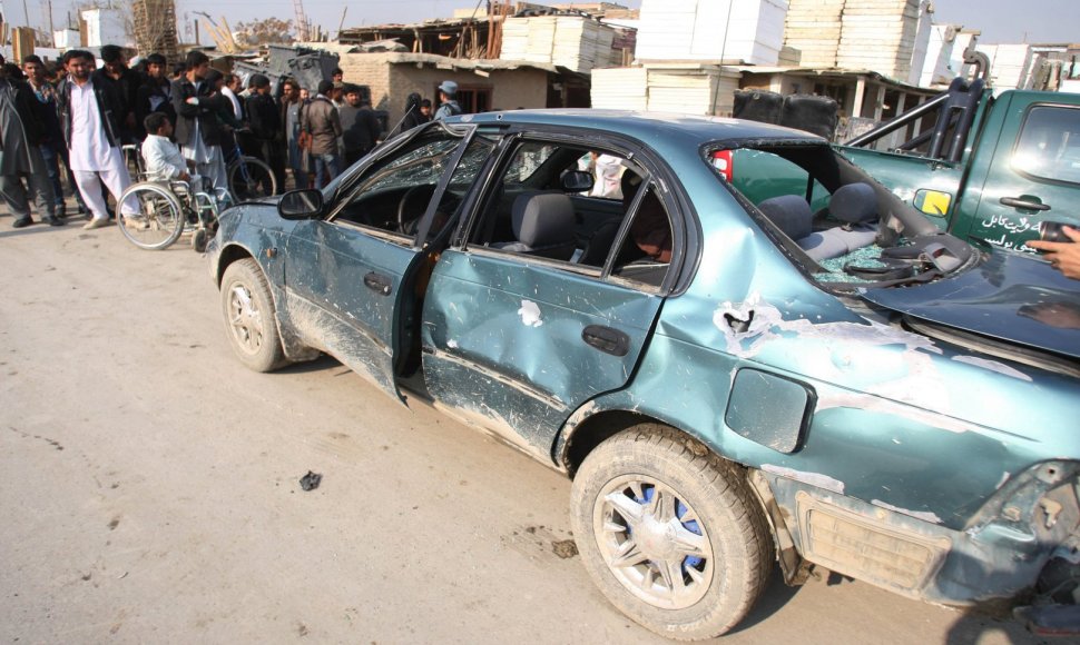 Per savižudžio išpuolį suniokotas automobilis Kabule