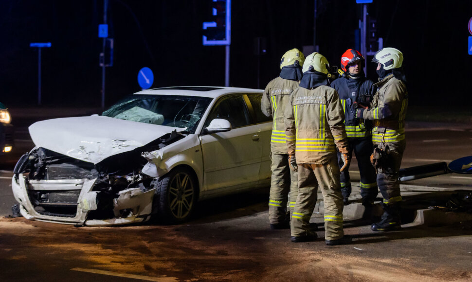 Vilniuje apvirto greitosios pagalbos automobilis
