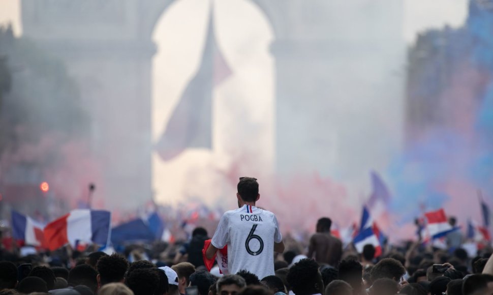 Paryžiečiai džiaugiasi Prancūzijos rinktinės pergale Pasaulio futbolo čempionate