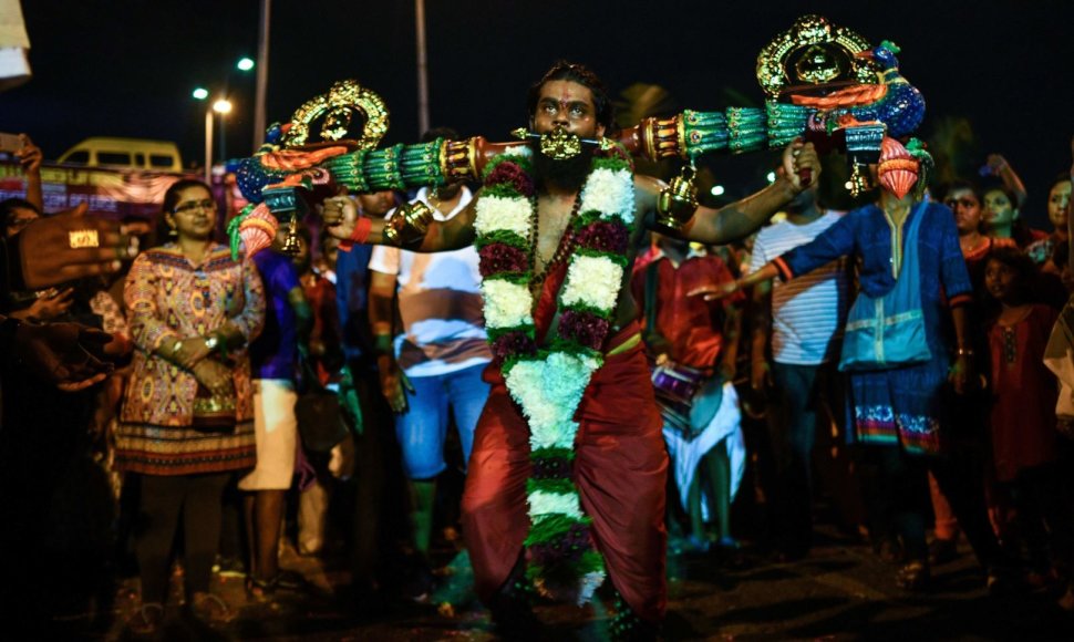 Šimtai tūkstančių tikinčiųjų Malaizijoje švenčia hinduistų festivalį