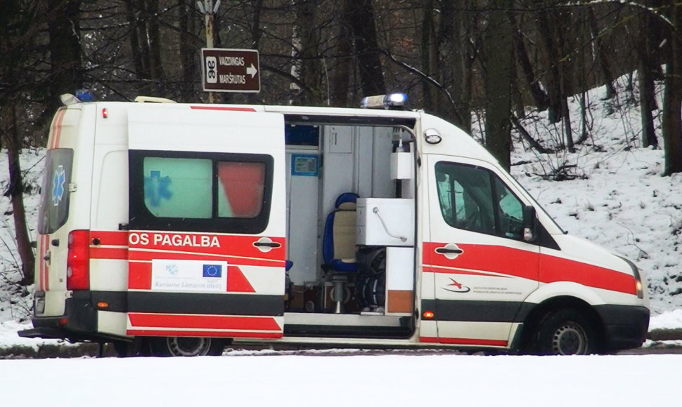 Greitosios pagalbos automobilis transporto žiede prie Santariškių ligoninės.