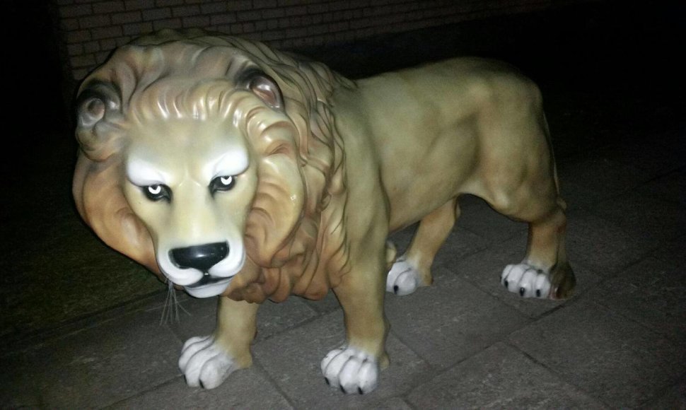 Į Jonavoje viešinti cirką sugrąžinta pernai iš kito cirko pavogta liūto skulptūra