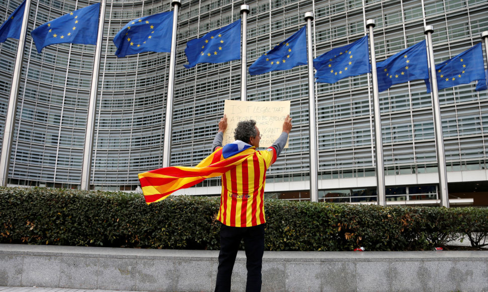 Katalonas aktyvistas prie Europos Komisijos pastato Briuselyje