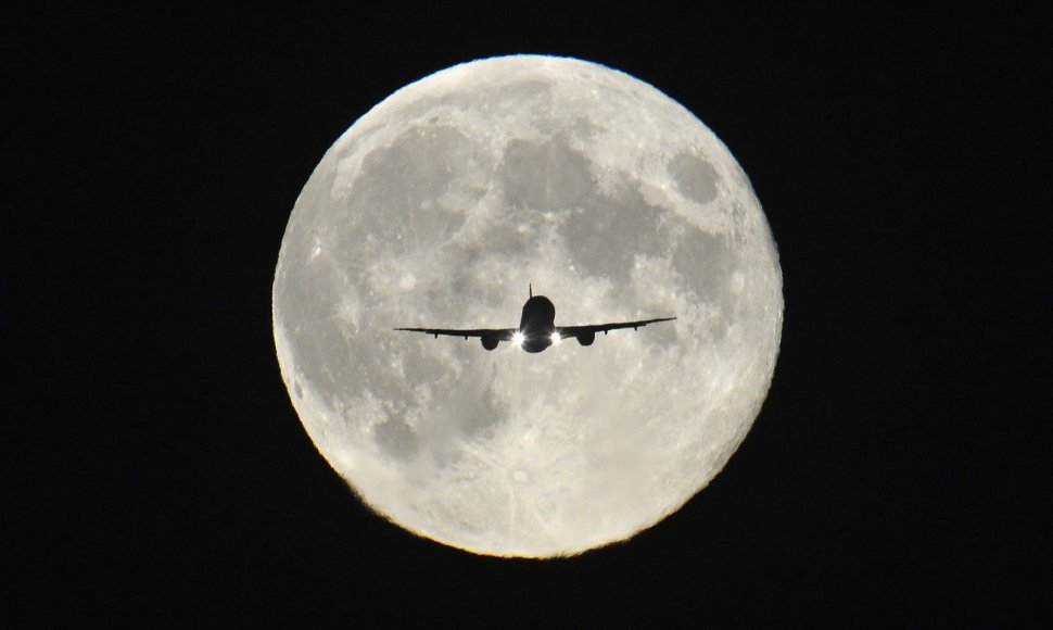 Lėktuvas mėnulio fone