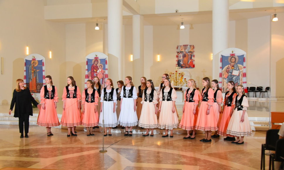 Kauno sakralinės muzikos mokyklos choro „Cantores David“ merginų grupė iš tarptautinio konkurso Ukrainoje parvežė laureatų vardus