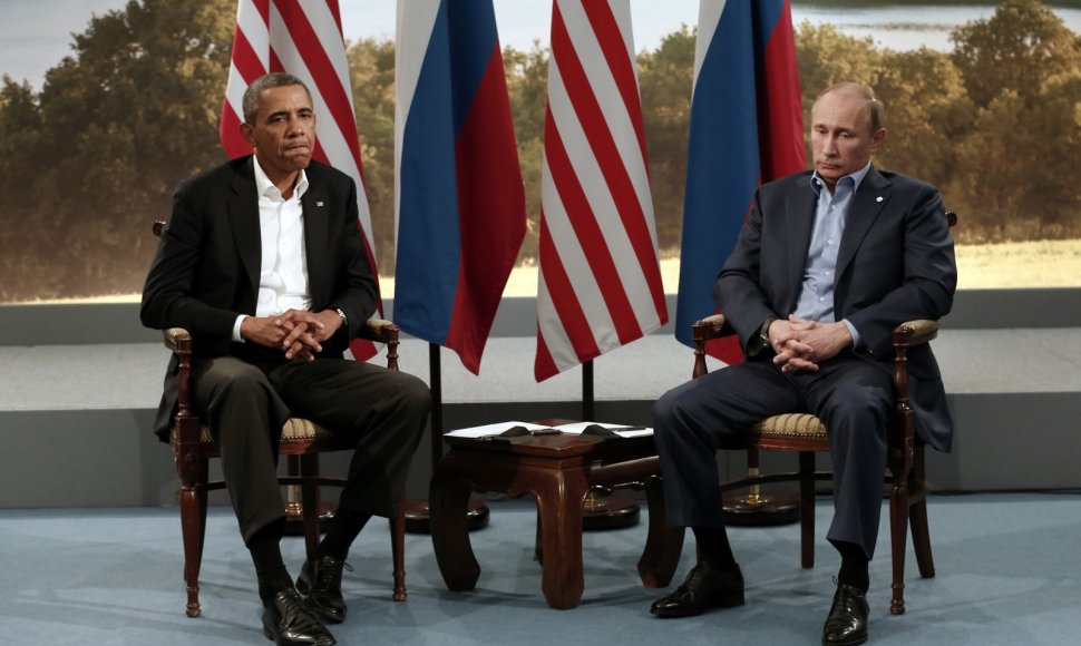 JAV prezidentas Barackas Obama ir Rusijos prezidentas Vladimiras Putinas susikrimtusiais veidais