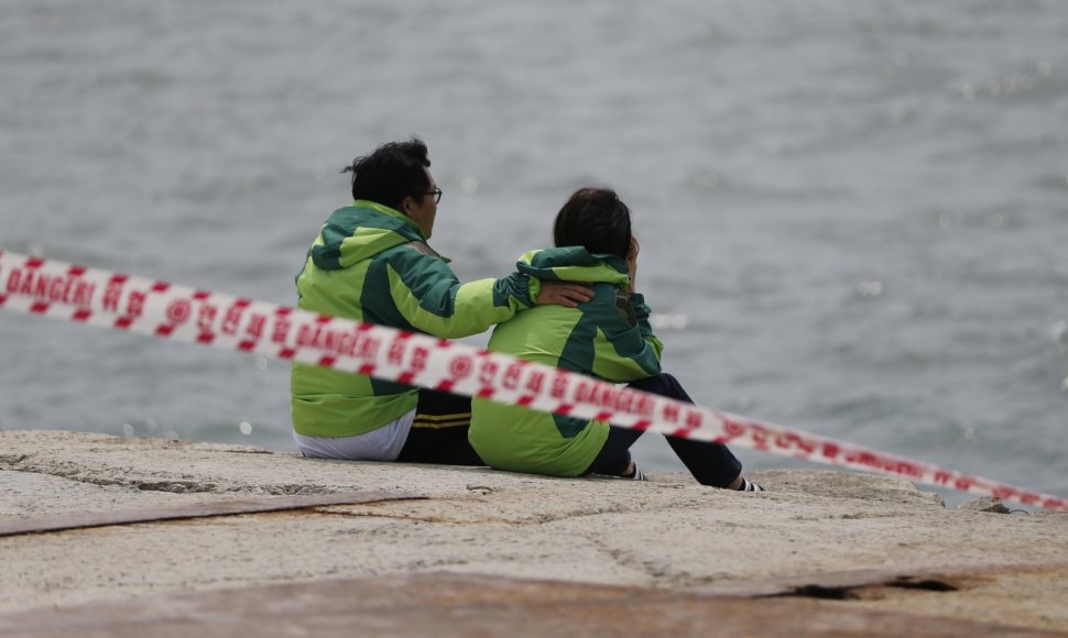 Žmonės netoli vietos kur nuskendo Pietų Korėjoje keltas.