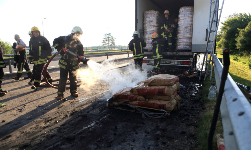 Gaisras prie Gariūnų: degė sunkvežimis, vežęs anglis