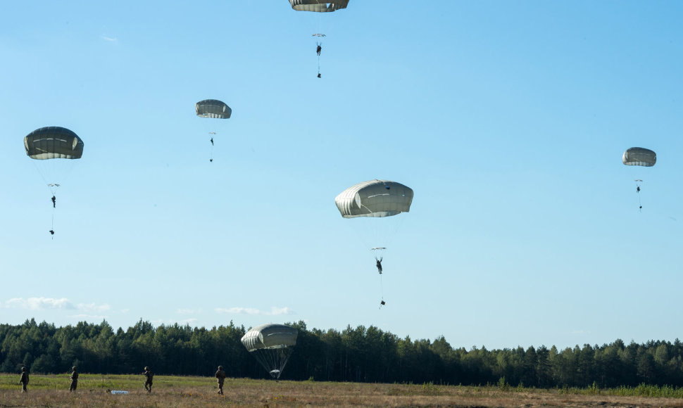Rukloje nusileido JAV parašiutininkų desantas.