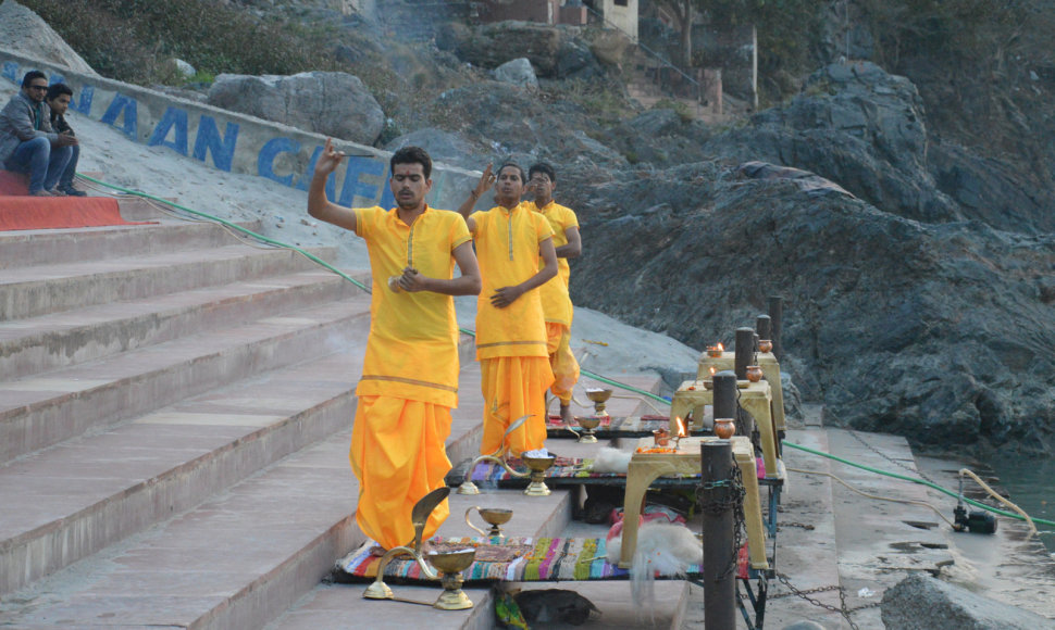 Kiekvieną vakarą ant upės kranto atliekami hinduistiniai ritualai