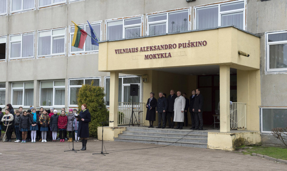 Vilniaus Aleksandro Puškino mokyklos moksleiviai sodino ąžuoliukus