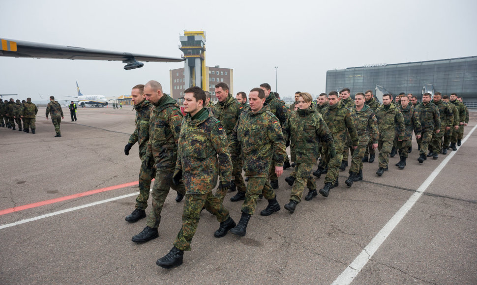 Į Kauno oro uostą atskrido pirmoji Vokietijos karių grupė