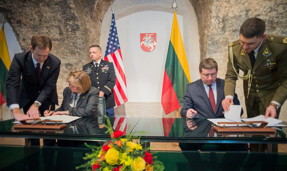 Lietuva ir JAV pasirašė sutartį dėl amerikiečių karių statuso