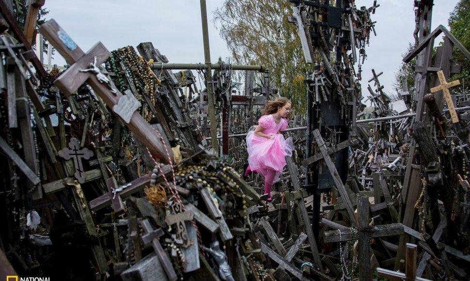 Garbės raštu apdovanota Hideki Mizuta. Nuotrauka „Hill of Crosses“, fotografuota Šiaulių r., Lietuvoje.