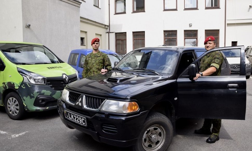 Karo policijos radijo ryšio sistemų technikas Ruslanas Selinas ir karo policininkas Mantas Pranskūnas.