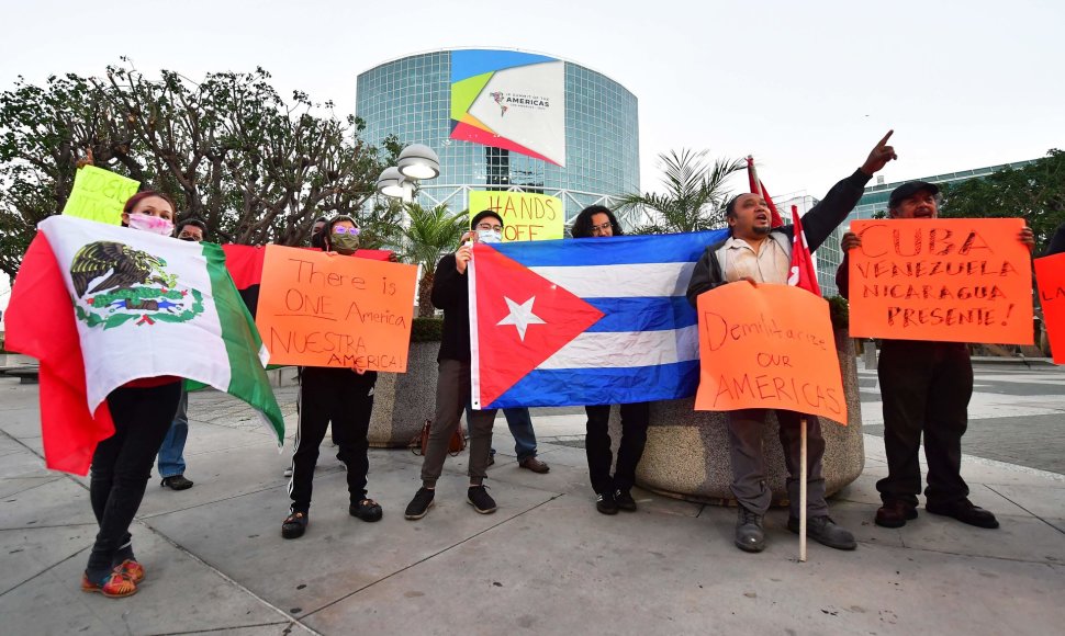 Aktyvistai Los Andžele protestuoja prieš JAV sprendimą nnepakviesti Venesuelos, Kubos ir Nikaragvos į viršūnių susitikimą.