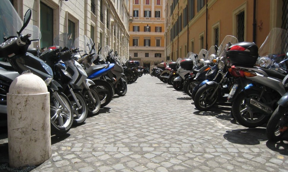 Europos didmiesčiuose ant šaligatvių sustatyti motociklai – įprastas vaizdas.