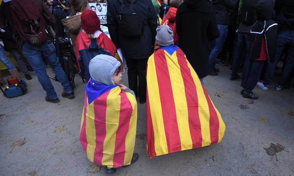 Šimtai demonstrantų Briuselyje reiškė paramą Katalonijos nepriklausomybei