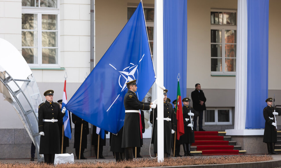 S. Daukanto aikštėje vyko Lietuvos ir NATO vėliavų pakėlimo ceremonija