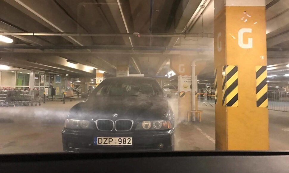 Dūmai iš automobilio „Panoramos“ aikštelėje