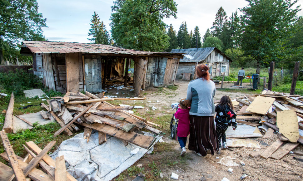 Kirtimų tabore čigonai nelaukė buldozerių – patys nugriovė tris namus