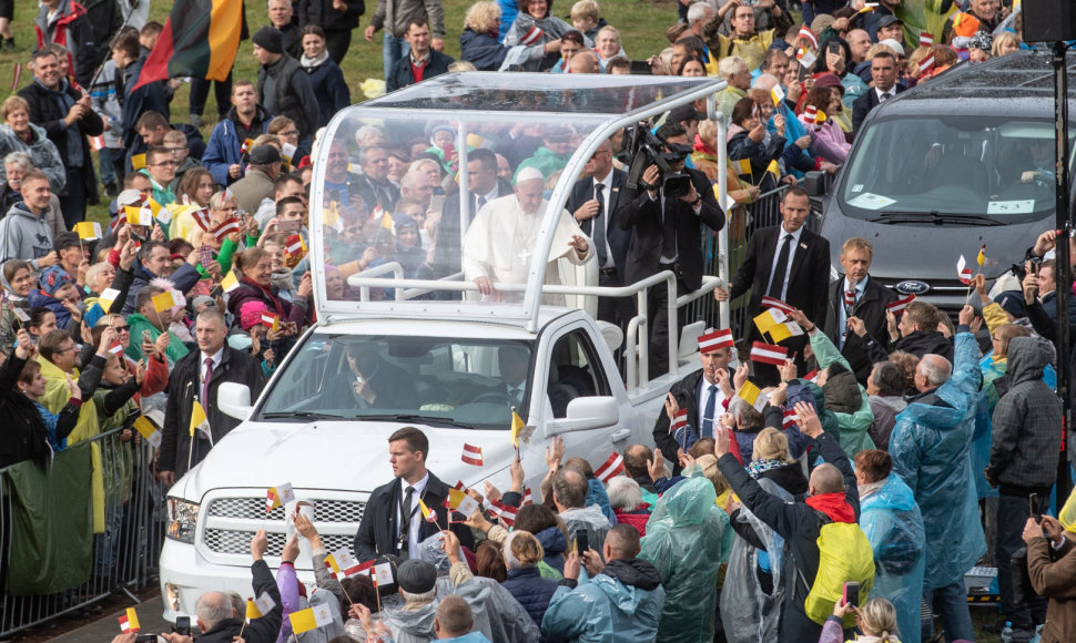 Popiežius Pranciškus apsilankė Agluonoje