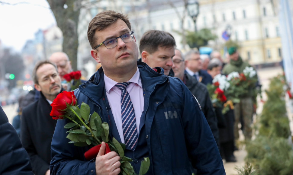 Lietuvos politikų delegacija deda gėles prie žuvusių karių memorialo