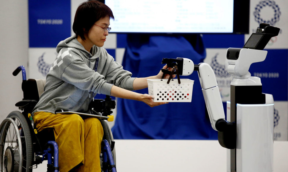 Pristatyti neįgaliųjų aptarnavimui Tokijo olimpinėse žaidynėse skirti robotai