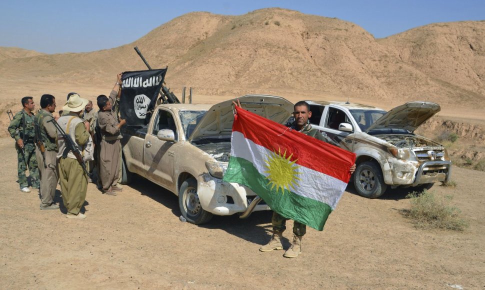 Kurdų kovotojai prie bėgančių IS džihadistų paliktų automobilių 
