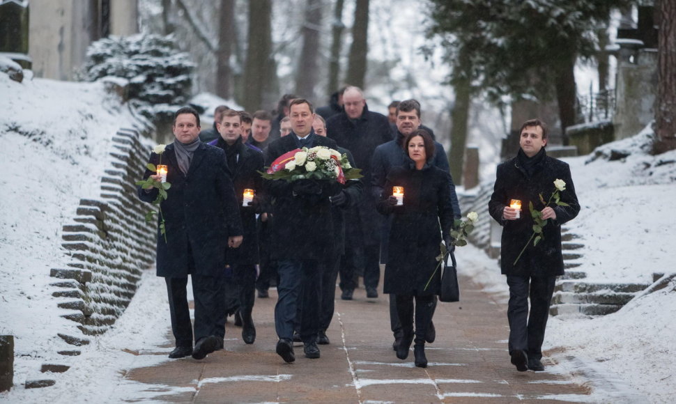 Sausio 13-ąją Vilniaus meras, jo pavaduotojai, Tarybos nariai ir Administracijos vadovai pagerbė gynėjų už Laisvę atminimą Antakalnio memoriale. 