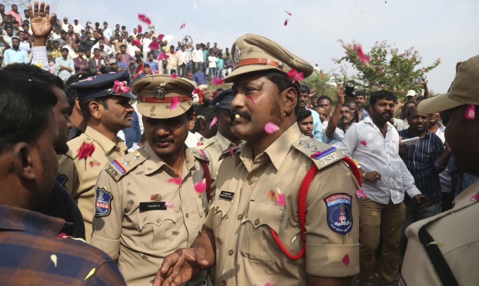 Indijos policija nušovė keturis grupinio išžaginimo įtariamuosius