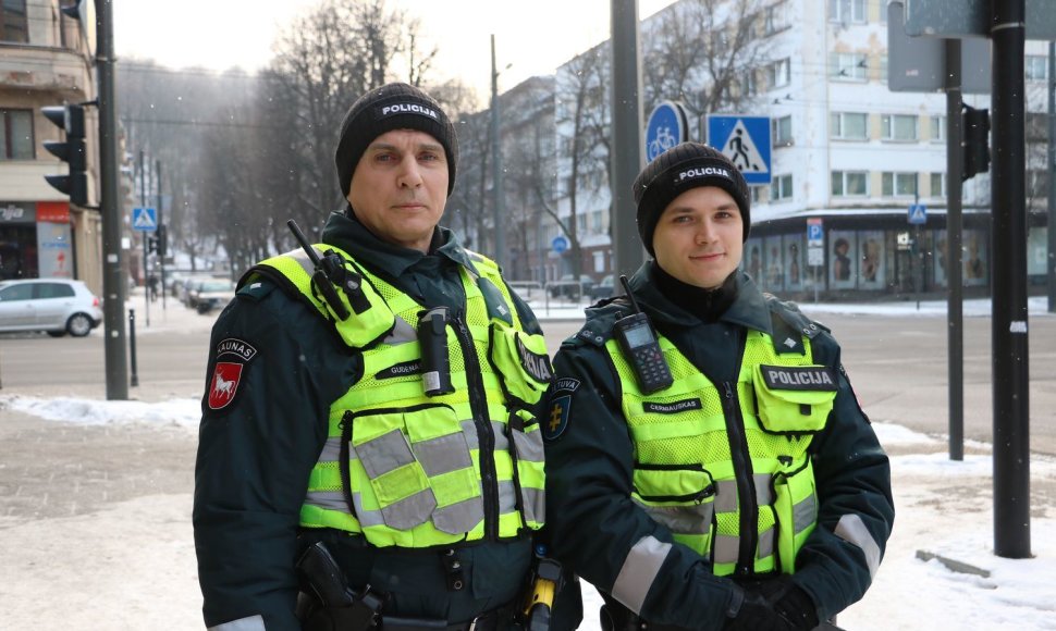 Kauno apskrities policijos pareigūnai Osvaldas Gudėnas ir Mantas Černiauskas