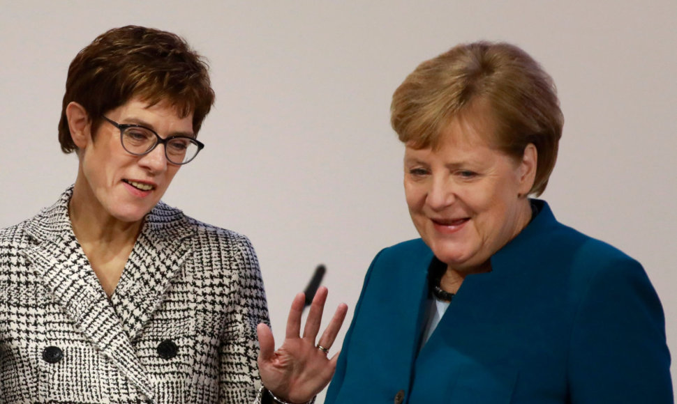Annegret Kramp-Karrenbauer ir Angela Merkel