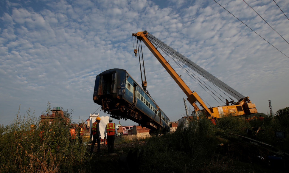 Traukinio avarija Indijoje. Asociatyvi nuotr.
