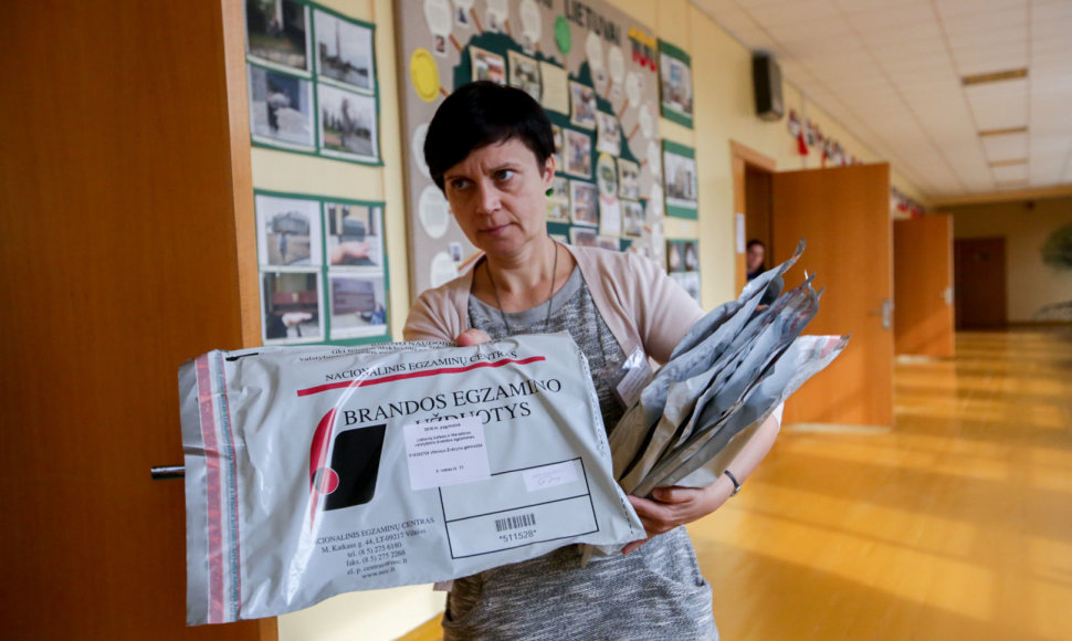 Vilniaus Žvėryno gimnazijoje abiturientai renkasi į lietuvių kalbos egzaminą