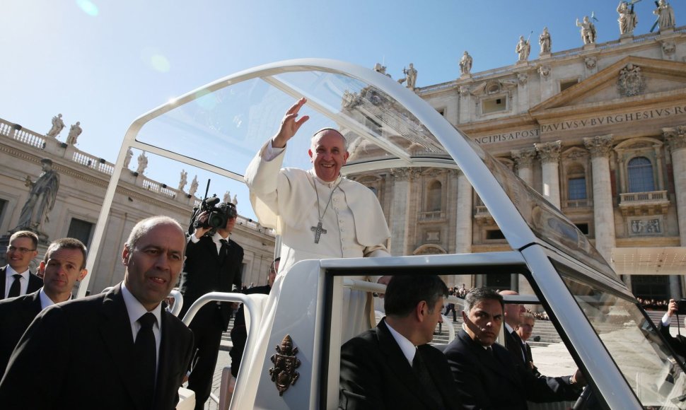 Šv. Valentino dieną popiežius Pranciškus laimino Vatikane įsimylėjėlius 2014 m. vasario 14 d. 