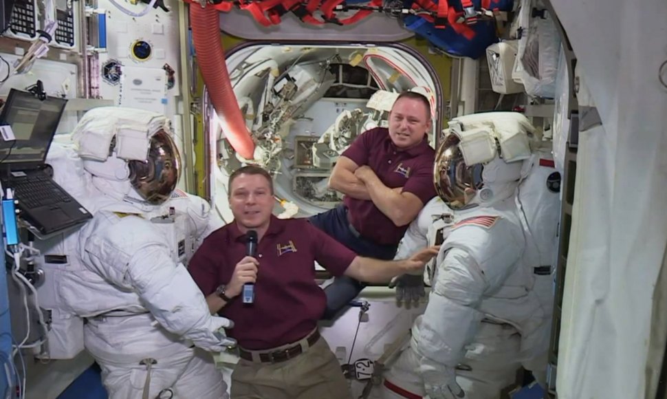 Astronautai Terry Virtsas ir Barry Wilmore'as šalia skafandrų Tarptautinėje kosminėje stotyje 