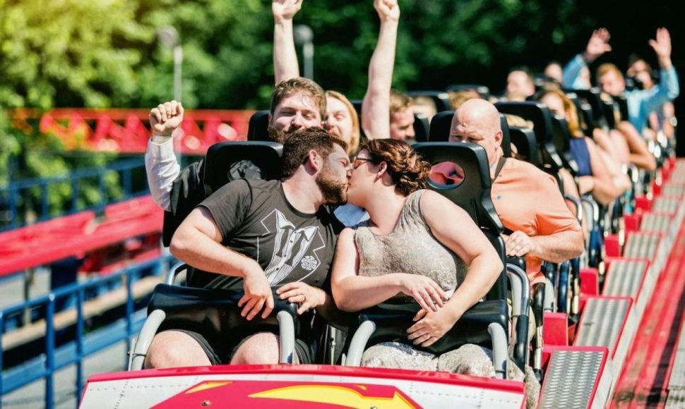 JAV nuotykių ištroškę jaunavedžiai susituokė atrakcionų parke